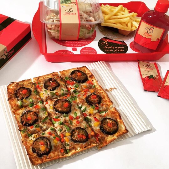 پیتزا رست بیف با گارنیش بادمجان