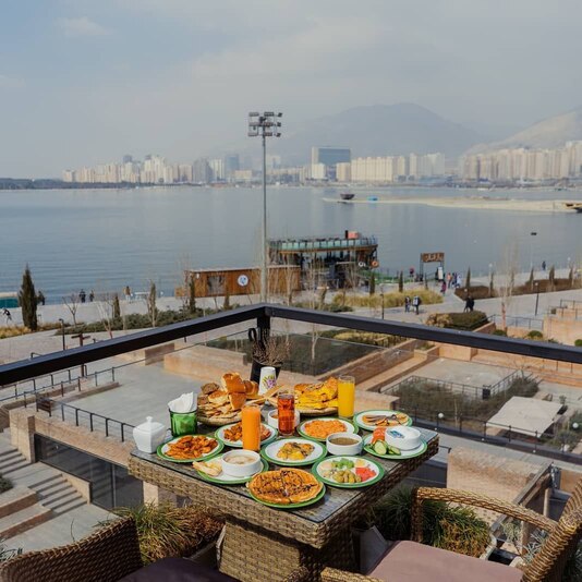 بهترین رستوران های روف گاردن تهران، شمرون بام لند