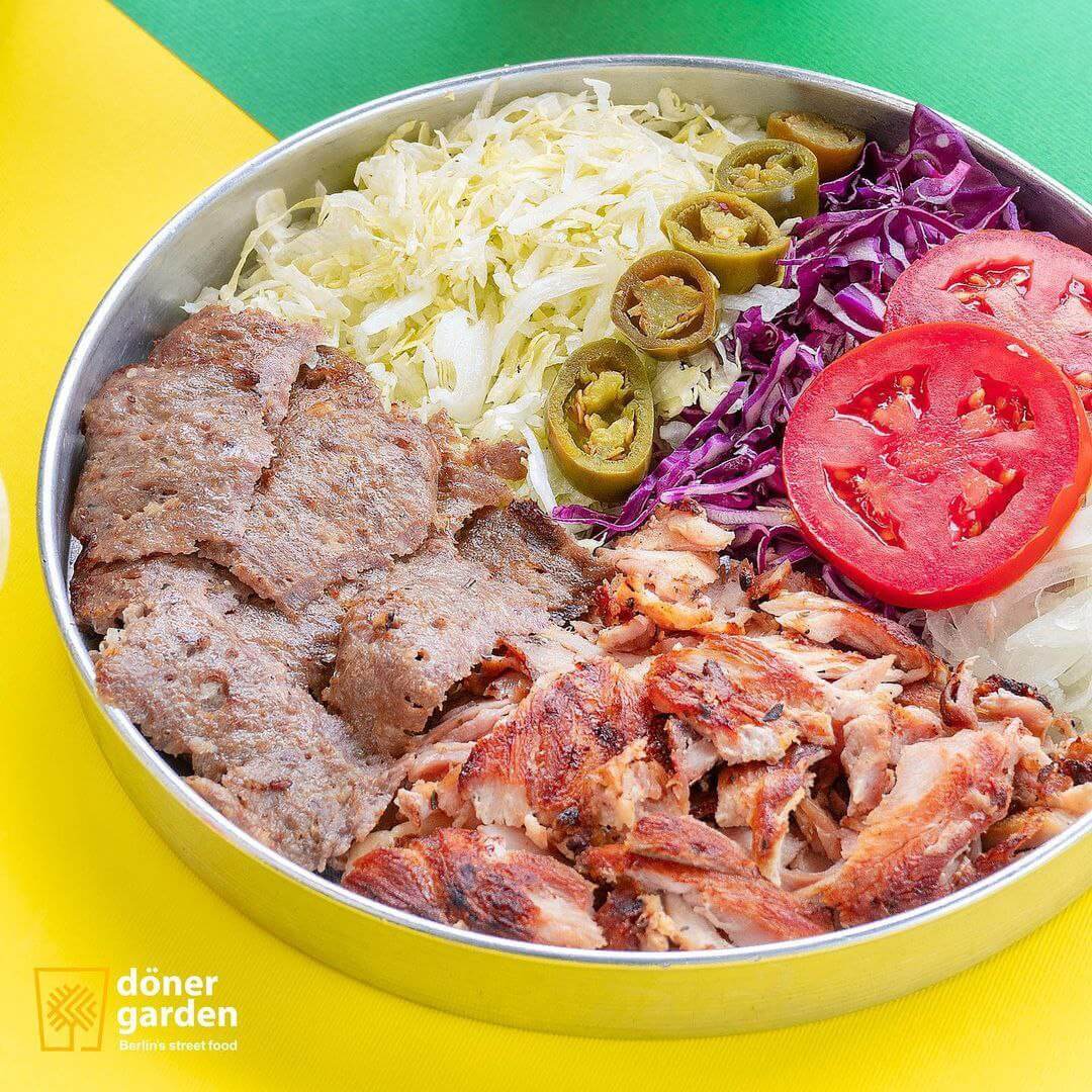 دونر پرسی با انواع سس در دونرگاردن