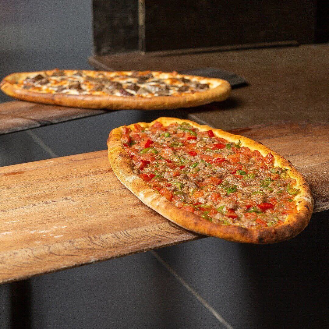 پیتزا در طعم‌های مختلف در رستوران ترکی کاساب