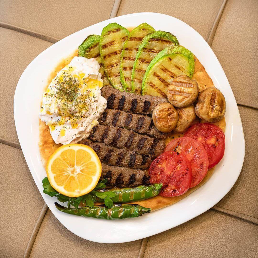 کباب رستوران گریل ببک با دورچین سبزیجات