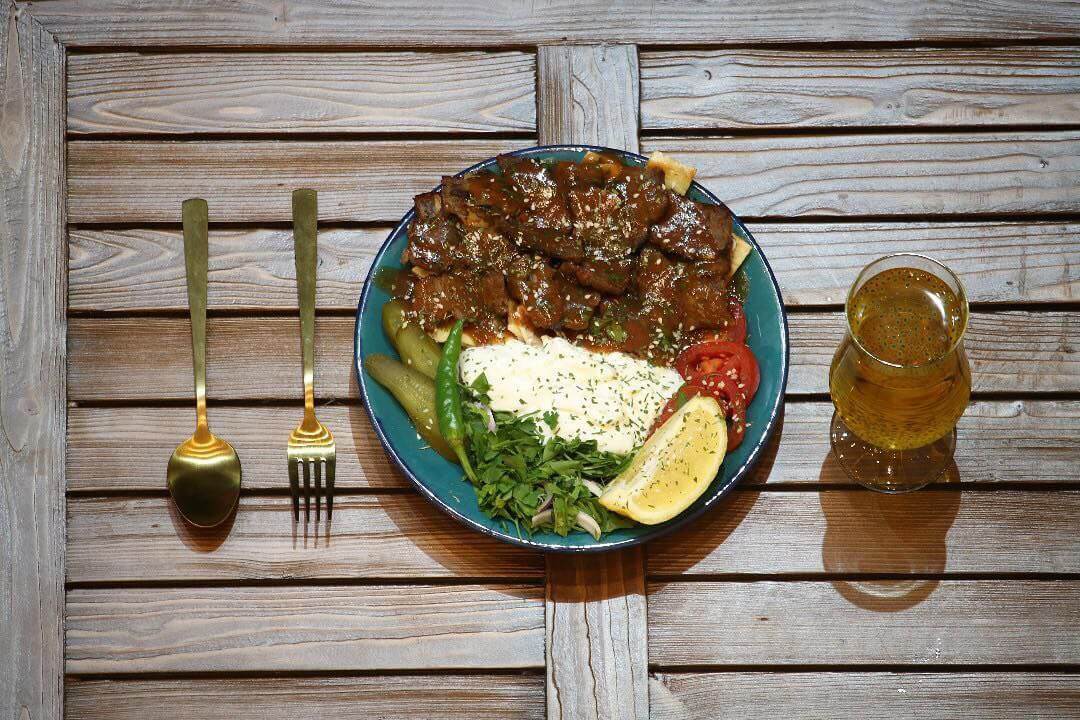 رستوران سوینچ با بشقاب‌های ترکی