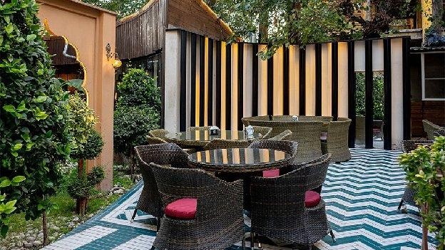 فضای بیرونی رستوران اطلس لانژ