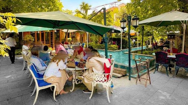 فضای بیرونی رستوران عمارت قاجاریه