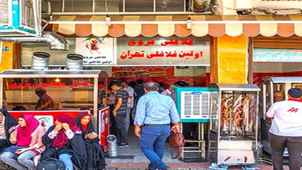 فضای بیرونی ساندویچ فلافل مروی