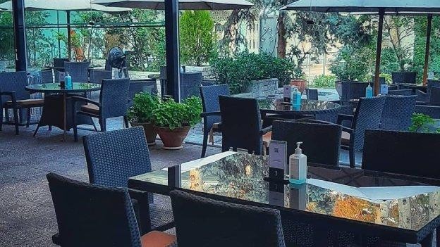 فضای بیرونی کافه رستوران ریبار