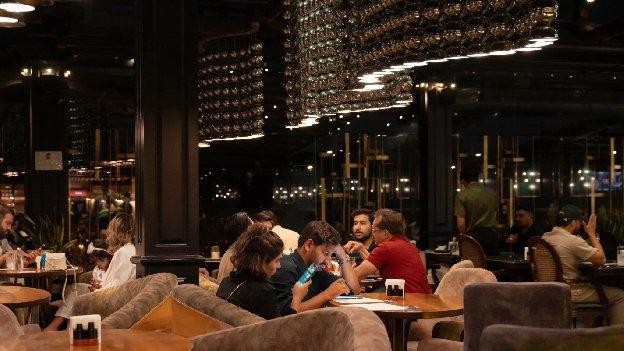 فضای داخلی رستوران روبل