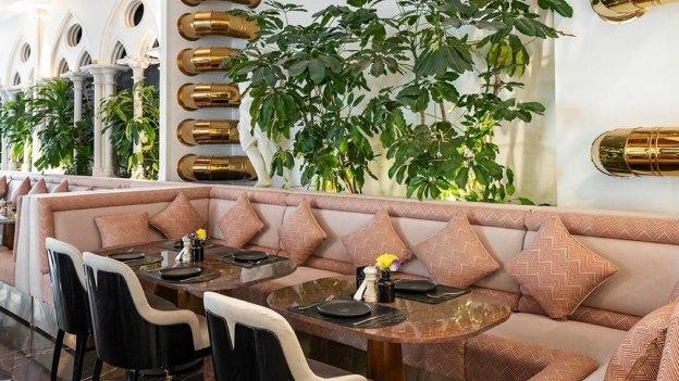 فضای داخلی رستوران سینسیر