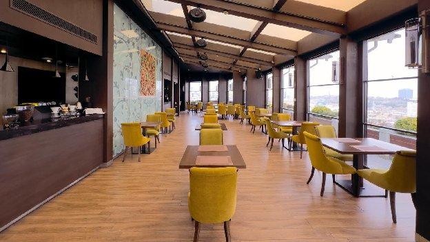 فضای داخلی رستوران شارلانژ