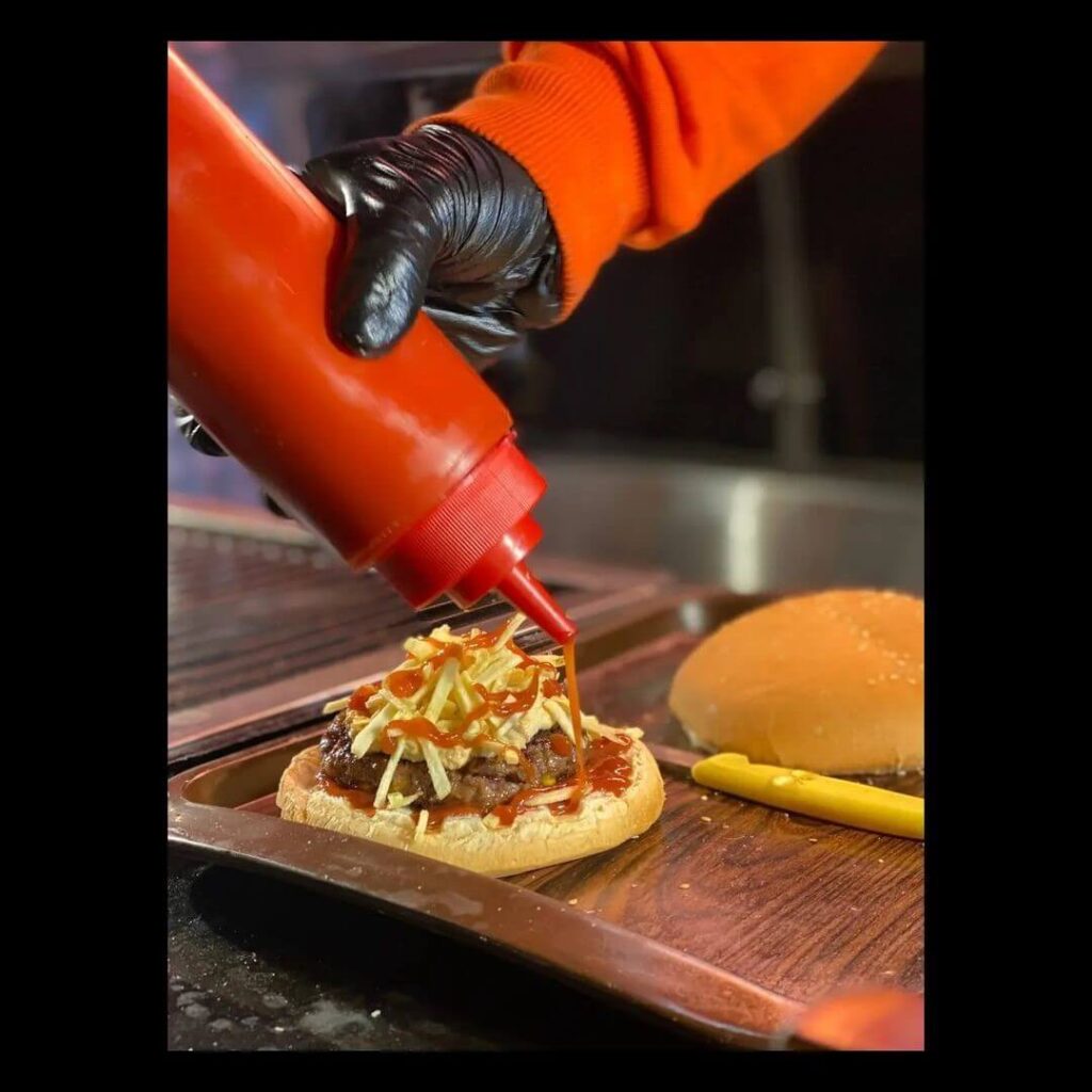 برگرهای هات ون در پارک گفت و گو