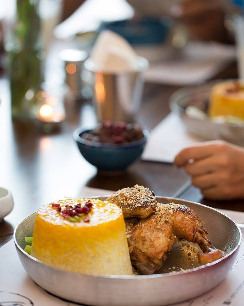 اکبرجوجه با نیمی از مرغ خوش‌رنگ و لعاب برشته شده  در رستوران آویشو