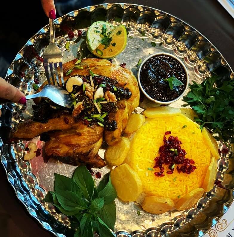 اکبرجوجه در رستوران بام ری