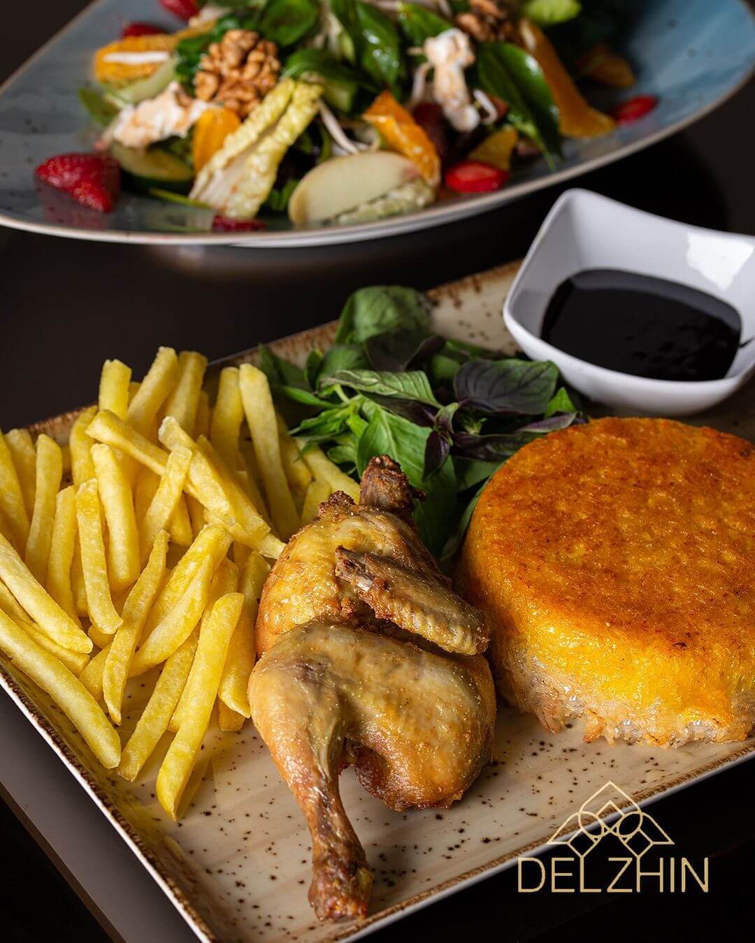 اکبر جوجه در رستوران دلژین