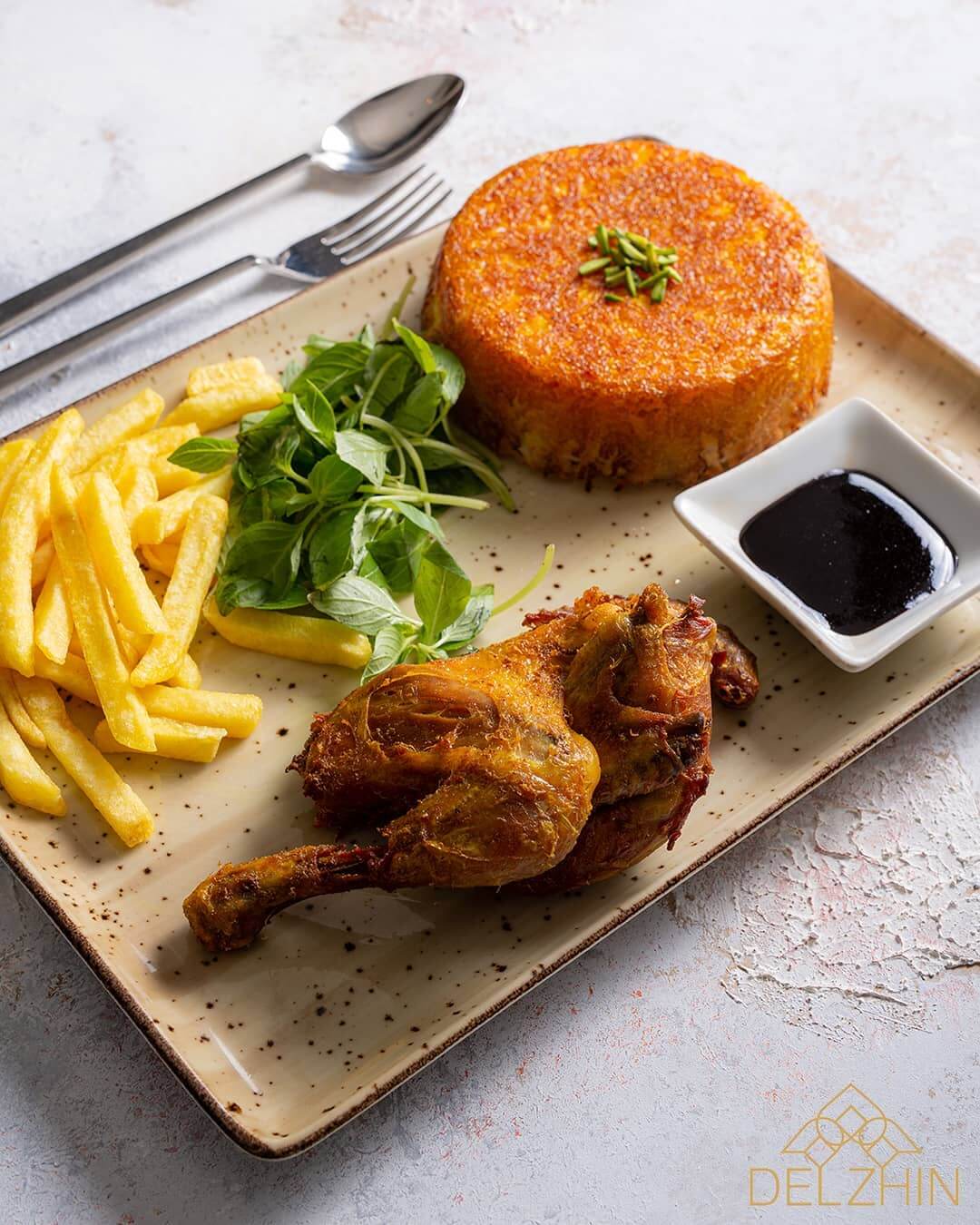 اکبرجوجه با کته زعفرانی در رستوران دلژین