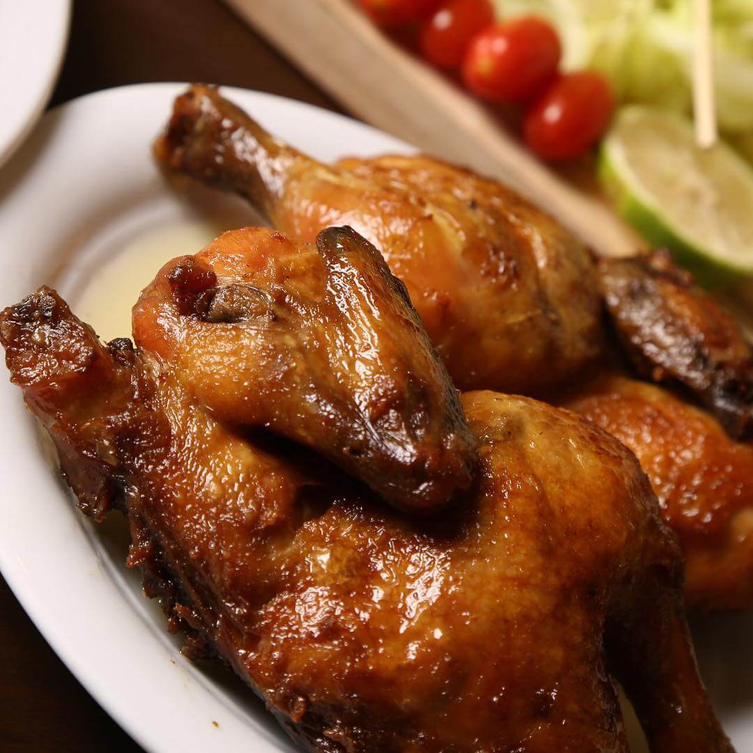 اکبرجوجه برادران کلبادی در خیابان انقلاب