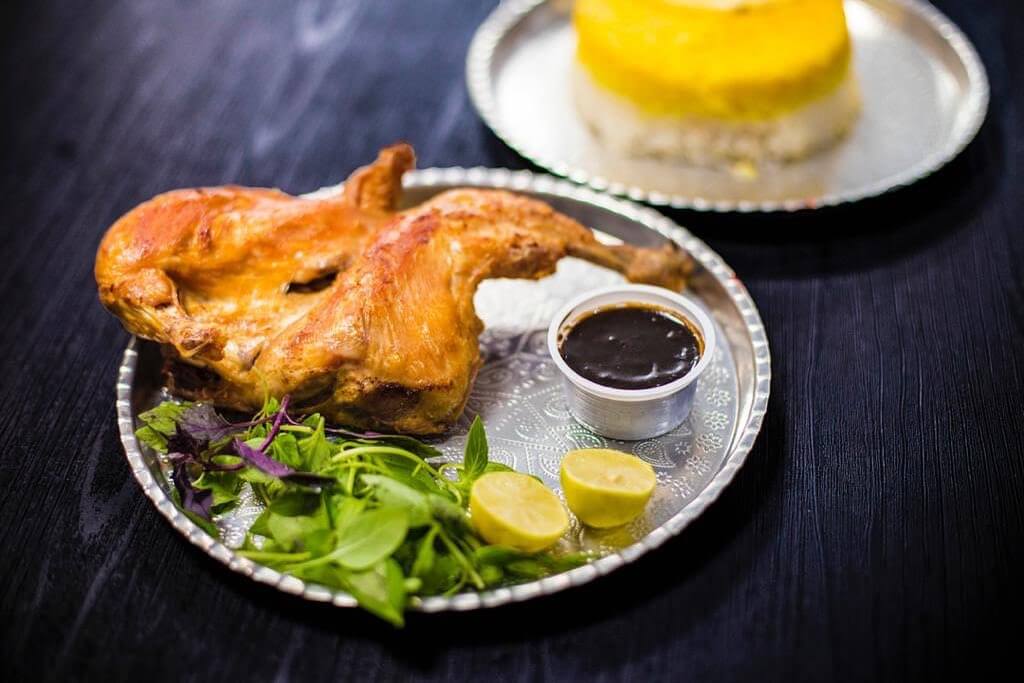 اکبرجوجه با رب انار اصل در رستوران مزه کباب