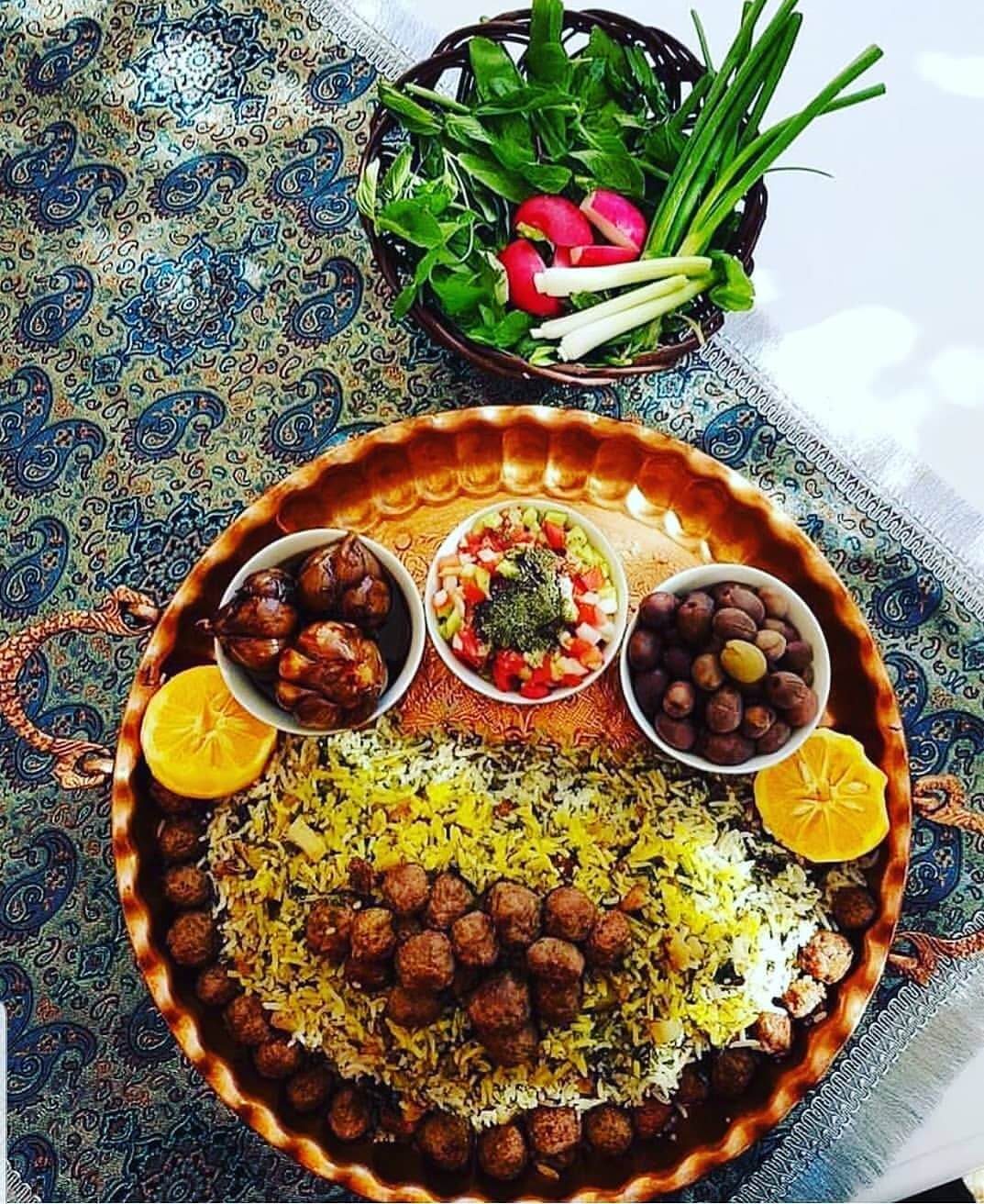 کلم‌پلو کترینگ عالیان در میدان ولیعصر