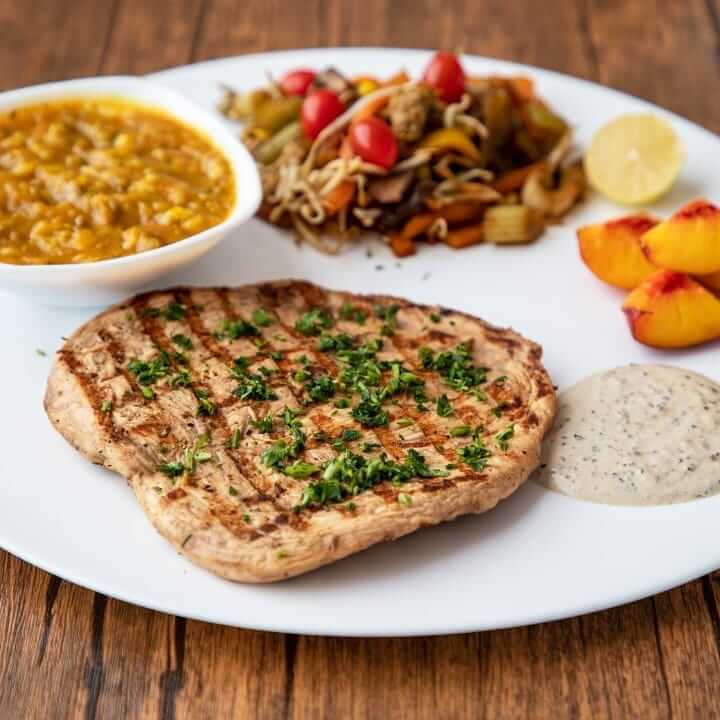 استیک مرغ کترینگ حس خوشمزگی در میدان ولیعصر