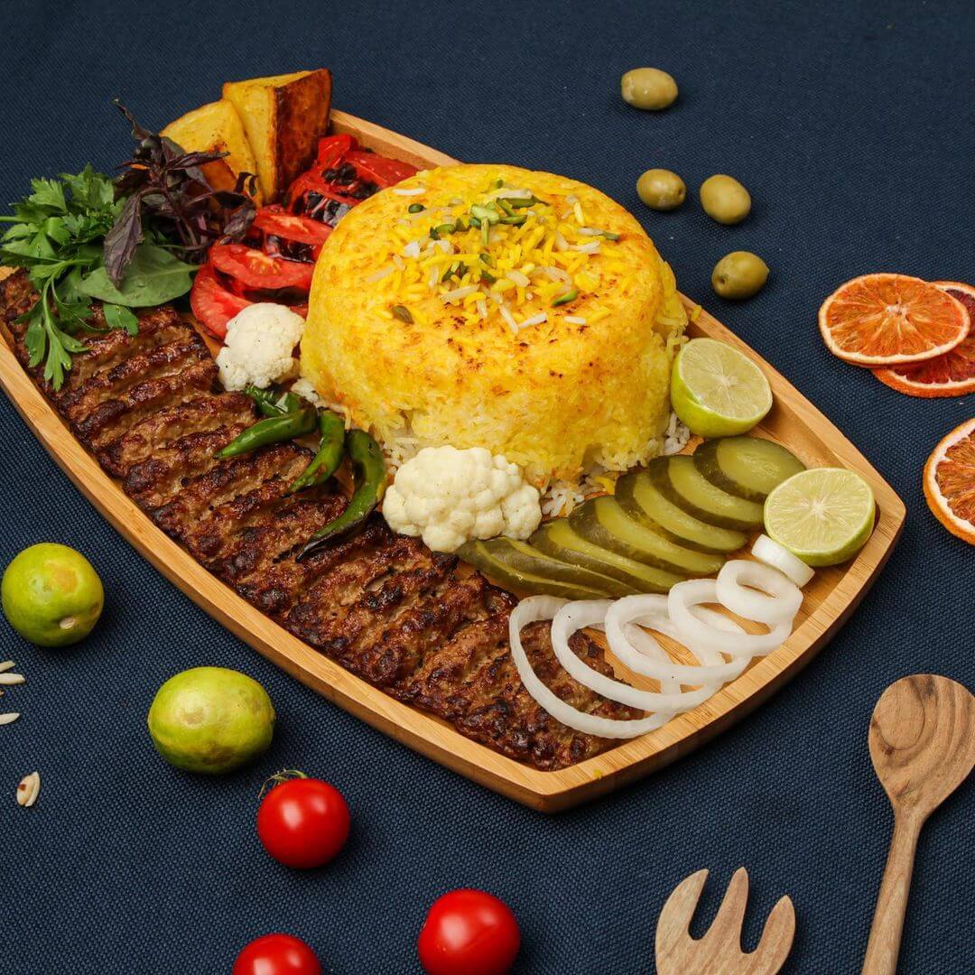 چلوکباب کترینگ سیب در میدان ولیعصر