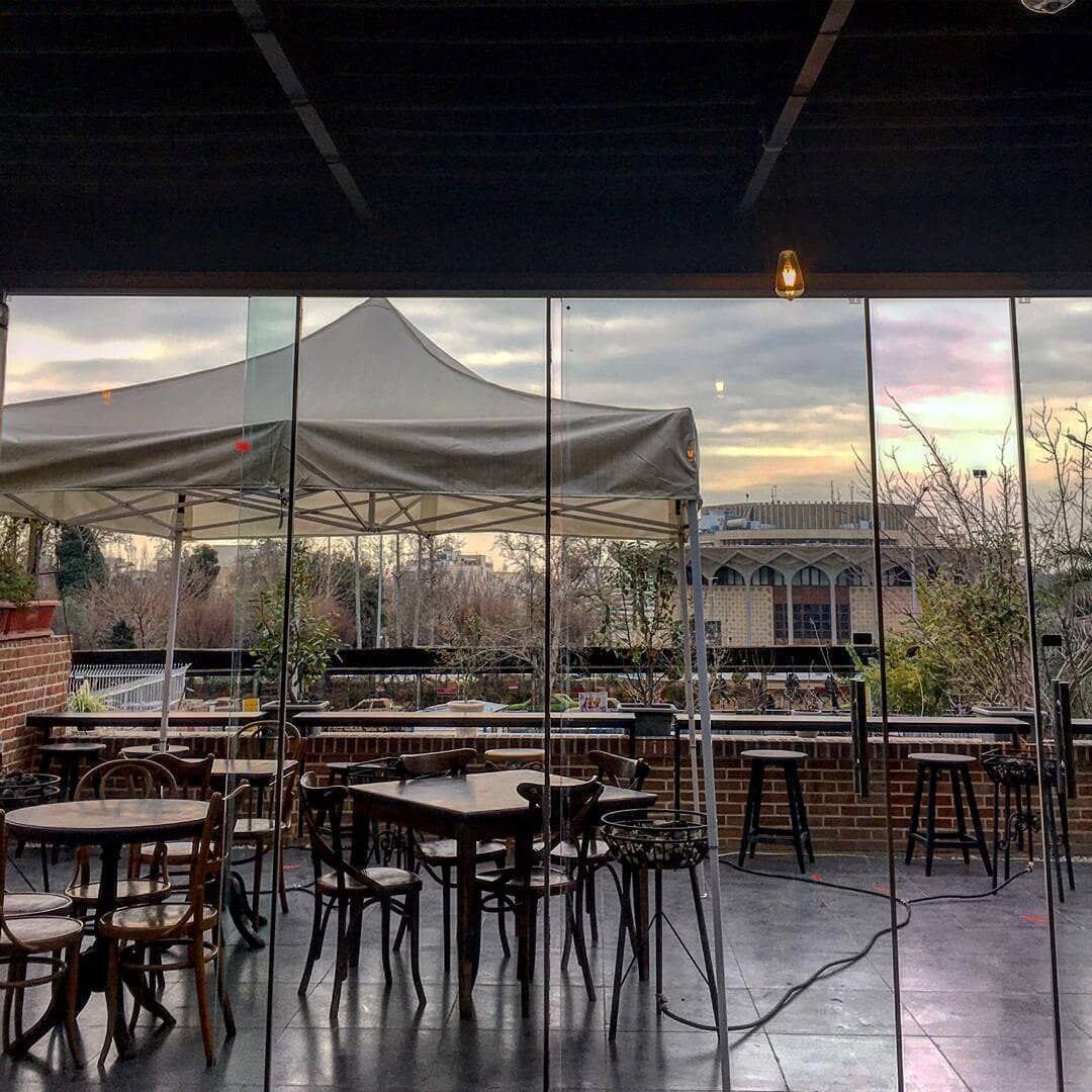 کافه رستوران روبه رو با چشم‌انداز تئاتر شهر