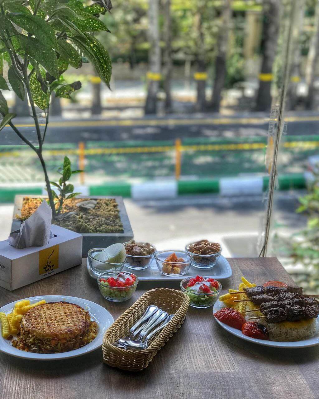 رستوران ته دیگ با چشم‌انداز خیابان ولیعصر