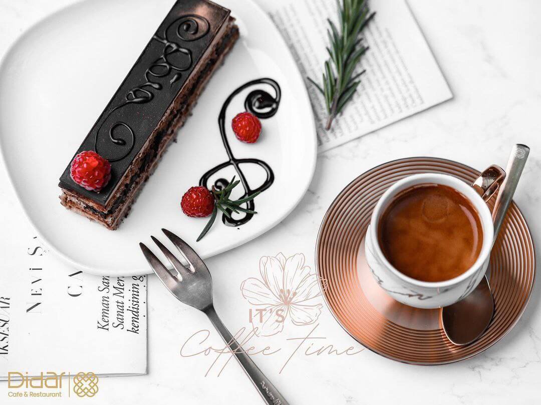 نوشیدنی‌های گرم و سرد در کافه دیدار ایران مال