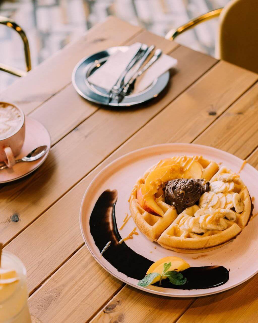 وافل شکلاتی کافه گلکسی ابران مال