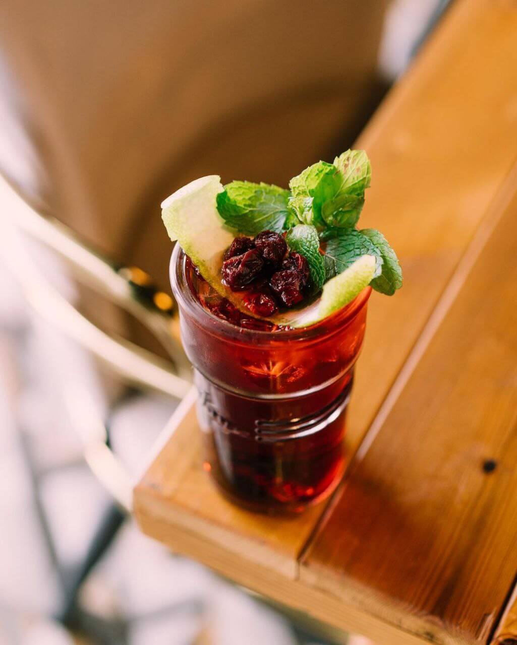 شربت شیره‌ی انگور در کافه گلکسی ایران مال