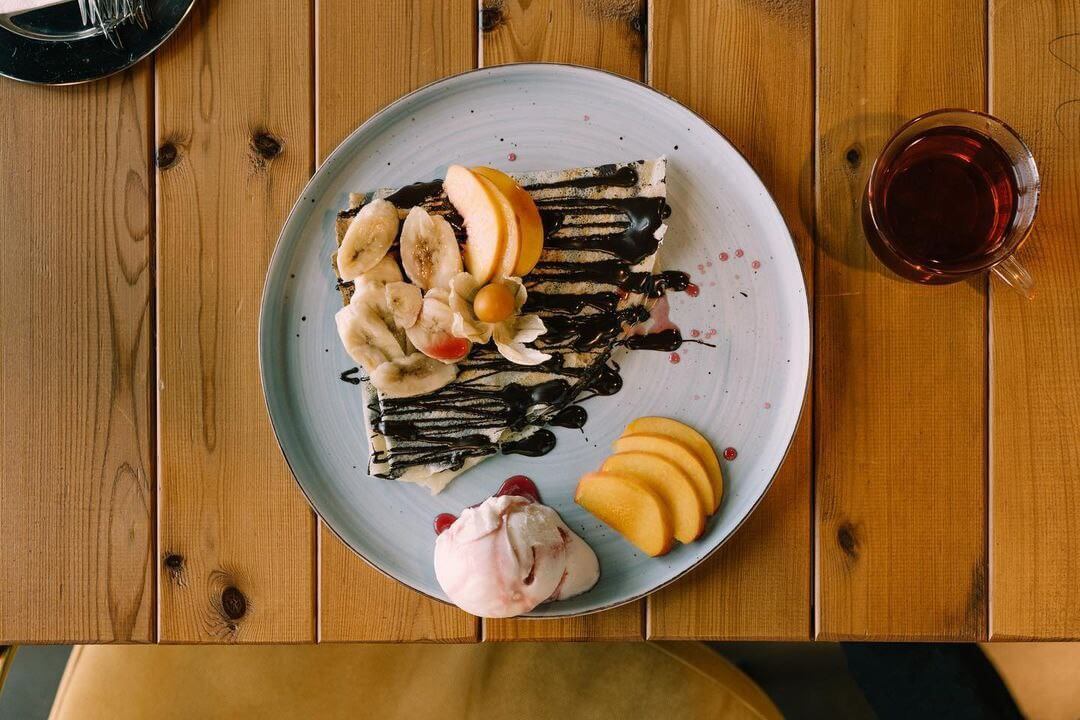 کرپ موز و شکلات در کافه گلکسی ایران مال