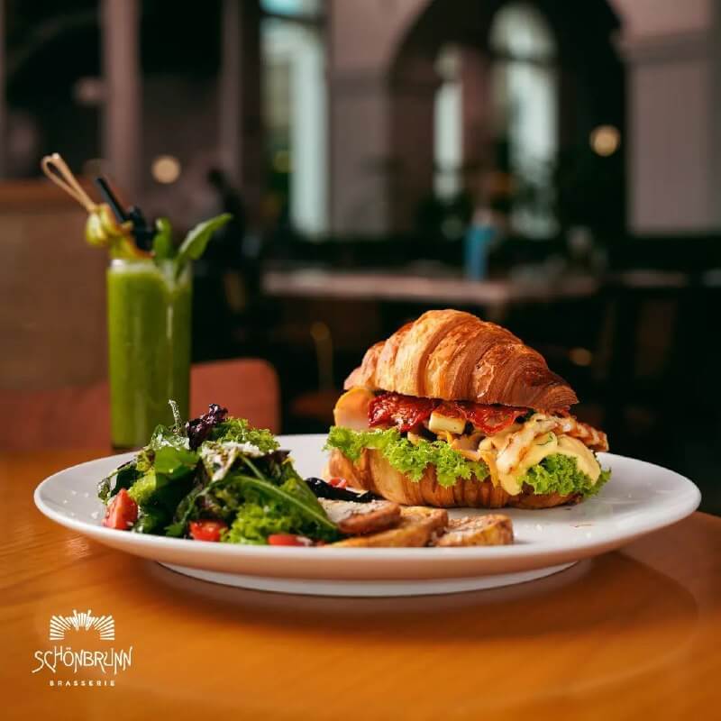 کروسان مرغ و پنیر در کافه شون برون ایران مال 