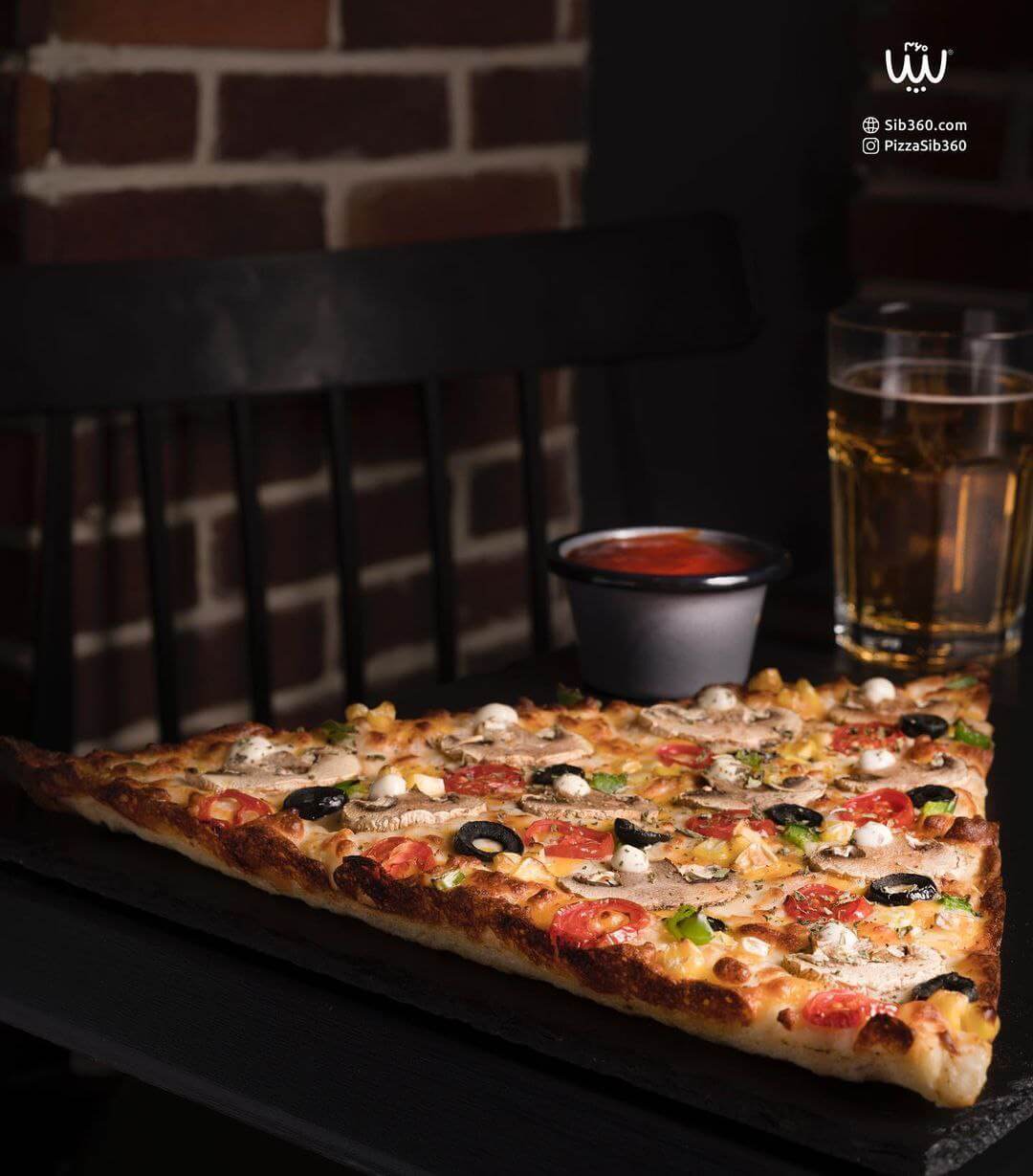 پیتزا آمریکایی‌های جذاب و پر پنیر مثلثی شکل در سیب 360 شعبه ایران مال