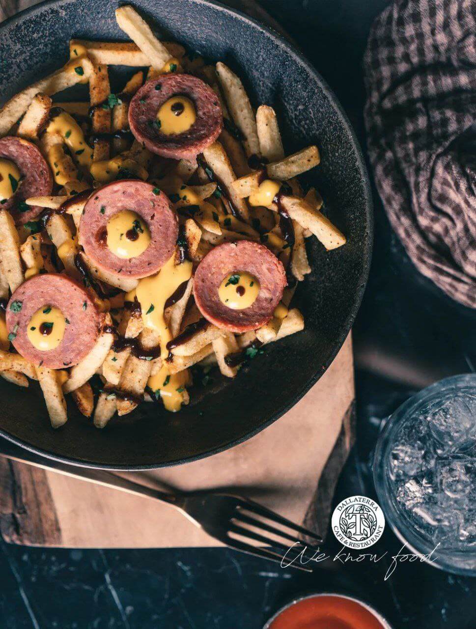 سیب زمینی سرخ کرده و سوسیس پنیری رستوران دلاترا در خیابان پاسداران