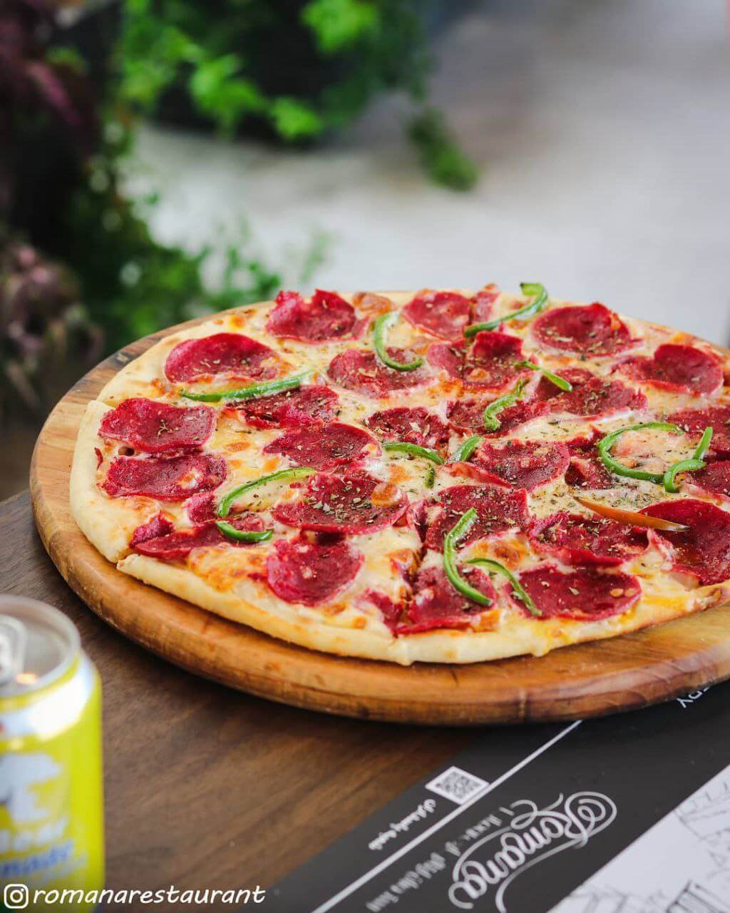 پیتزا پپرونی رستوران رومانا در خیابان پاسداران