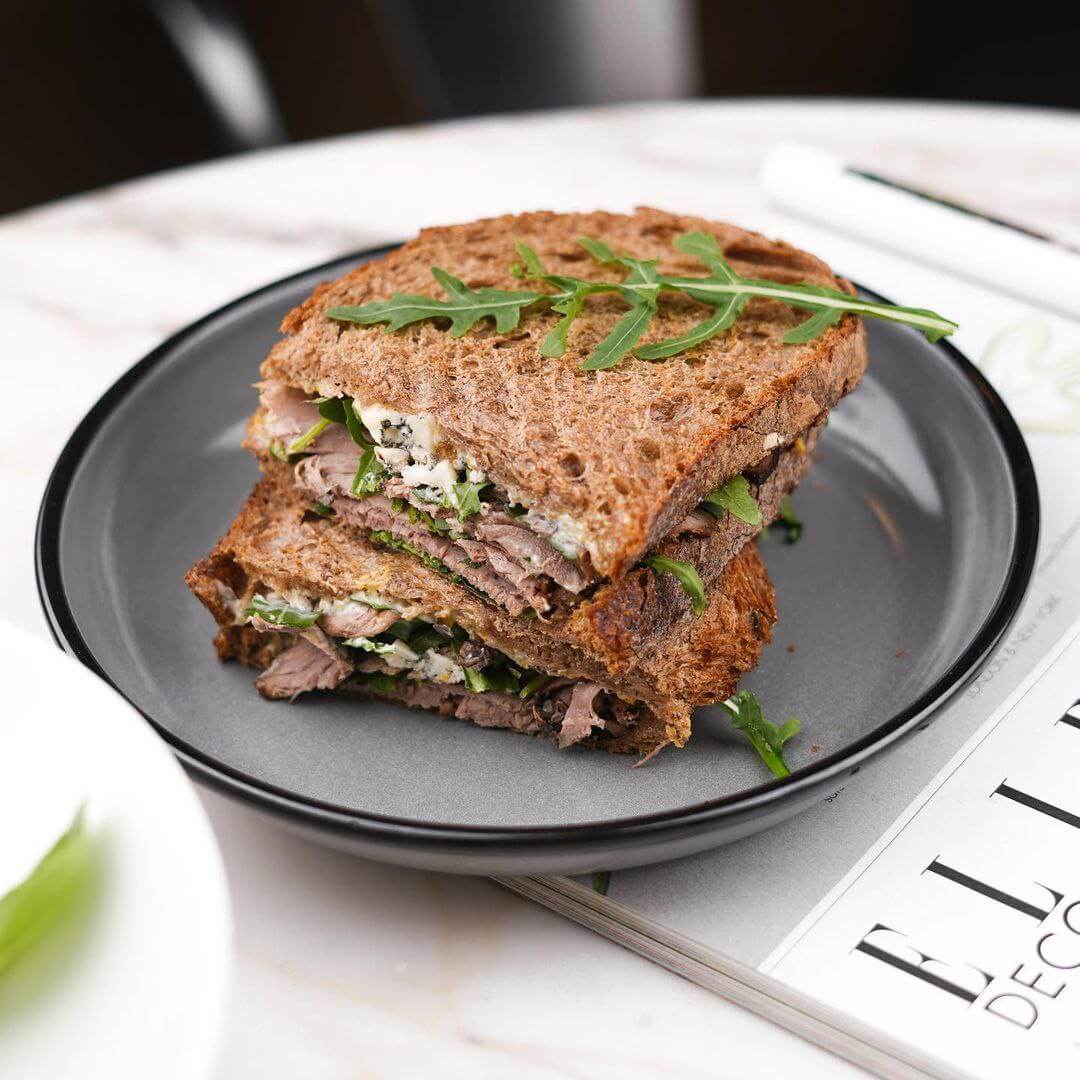 ساندویچ رست بیف رستوران تومو در اپال