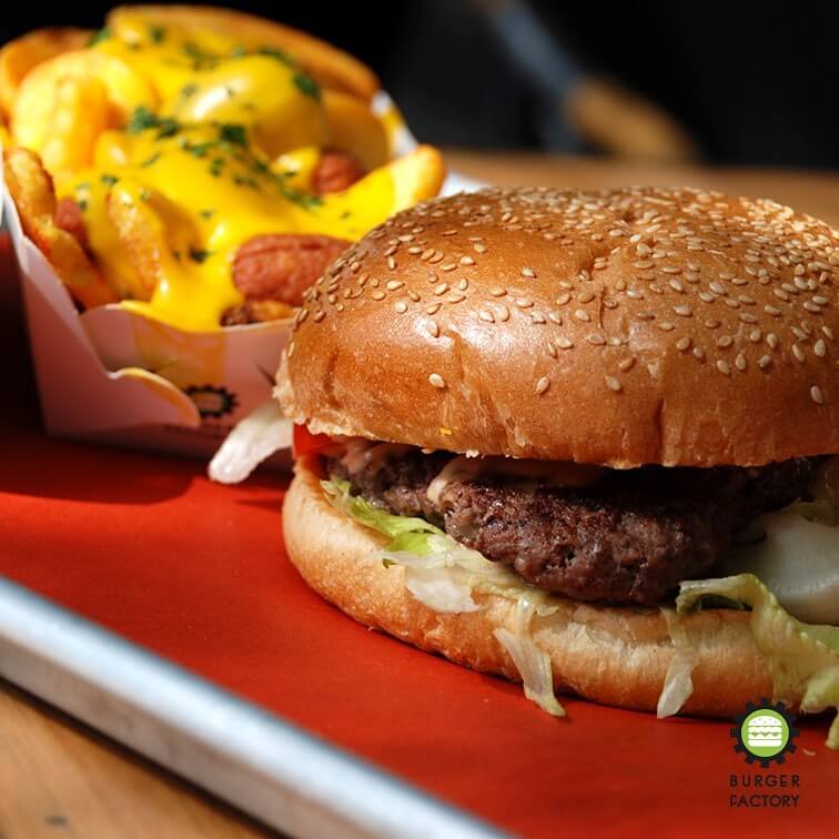 همبرگر در رستوران برگر فکتوری