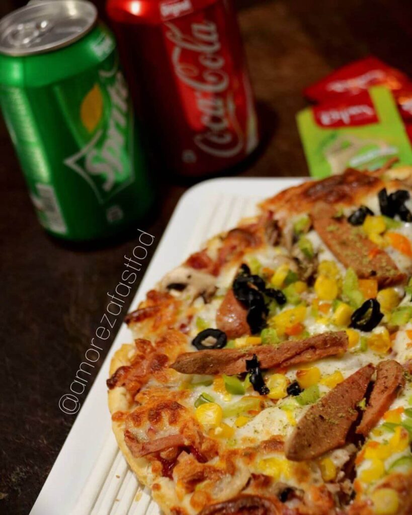 پیتزا در فست فود قدیمی عمو رضا