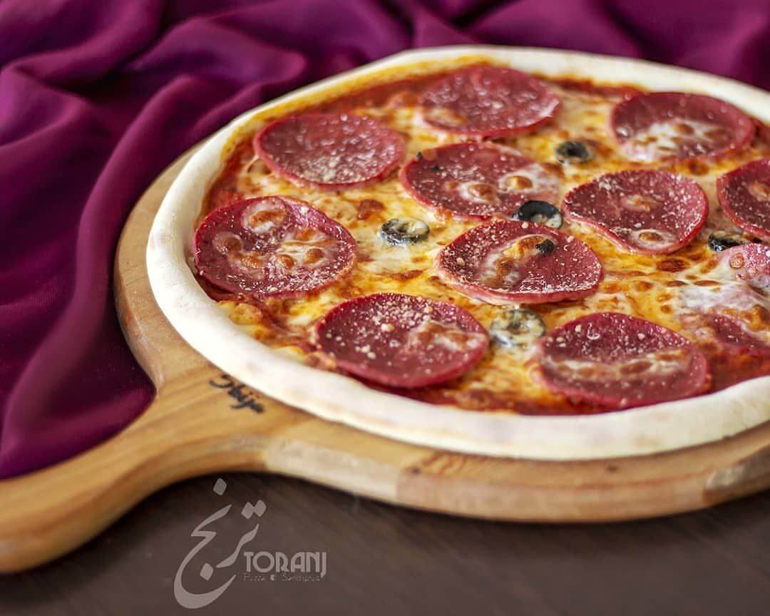 پیتزا پپرونی در پیتزا فروشی ترنج