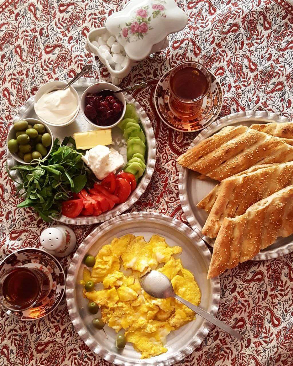 صبحانه در رستوران سنتی باغ فردوس