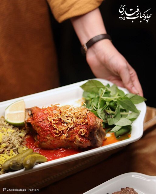 خوراک ماهیچه با نان تافتون در رستوران رفتاری