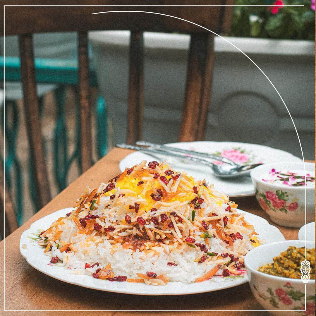 قیمه نثار گیاهی در رستوران قیمه دات کام در تهران