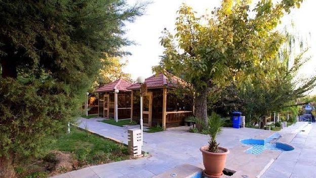 فضای بیرونی رستوران باغ آلاچیق