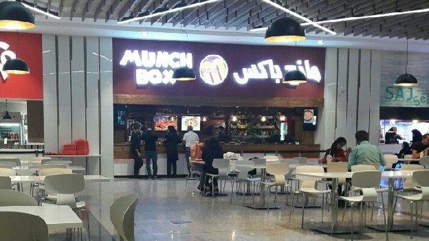 فضای بیرونی مانچ باکس ایران مال