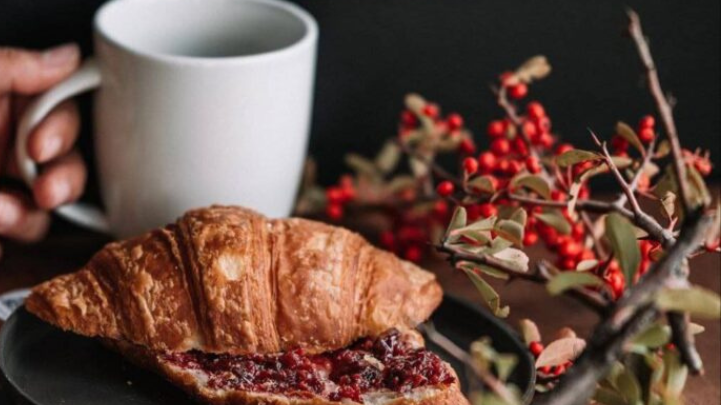 کروسان و قهوه در کافه لمیز پاسداران