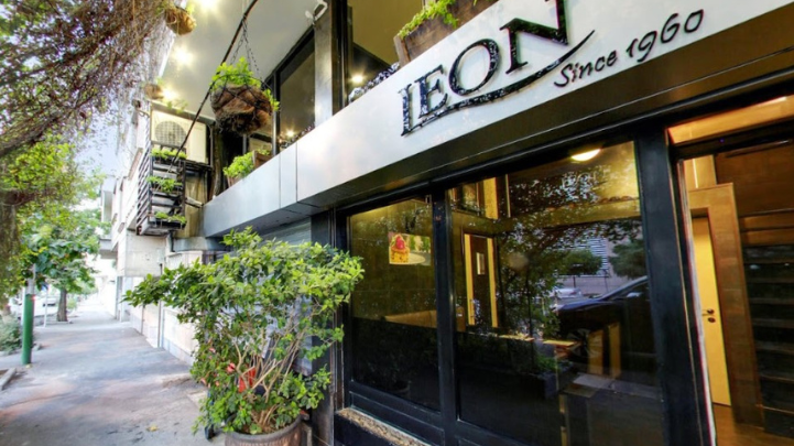 فضای بیرونی کافه رستوران لئون پاسداران