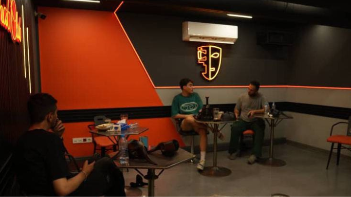 فضای داخلی کافه رستوران نقاب صادقیه