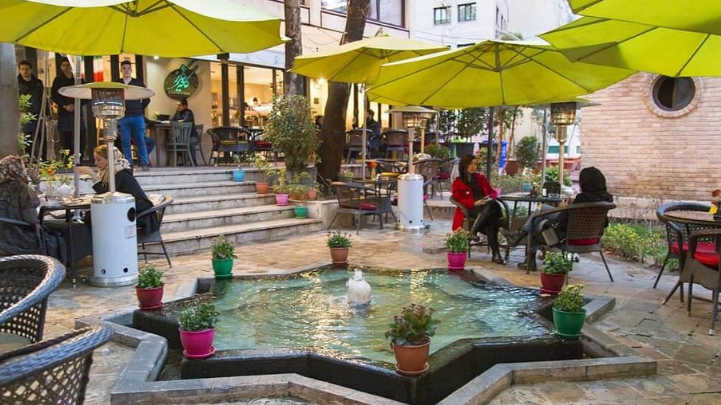 حیاط کافه کاریز شریعتی