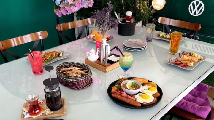 صبحانه و نوشیدنی در کافه رستوران لامیر