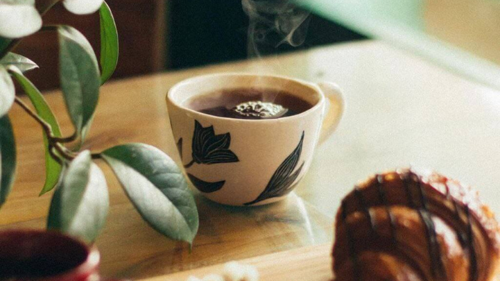 کروسان و قهوه در کافه نزدیک کتاب در تهران