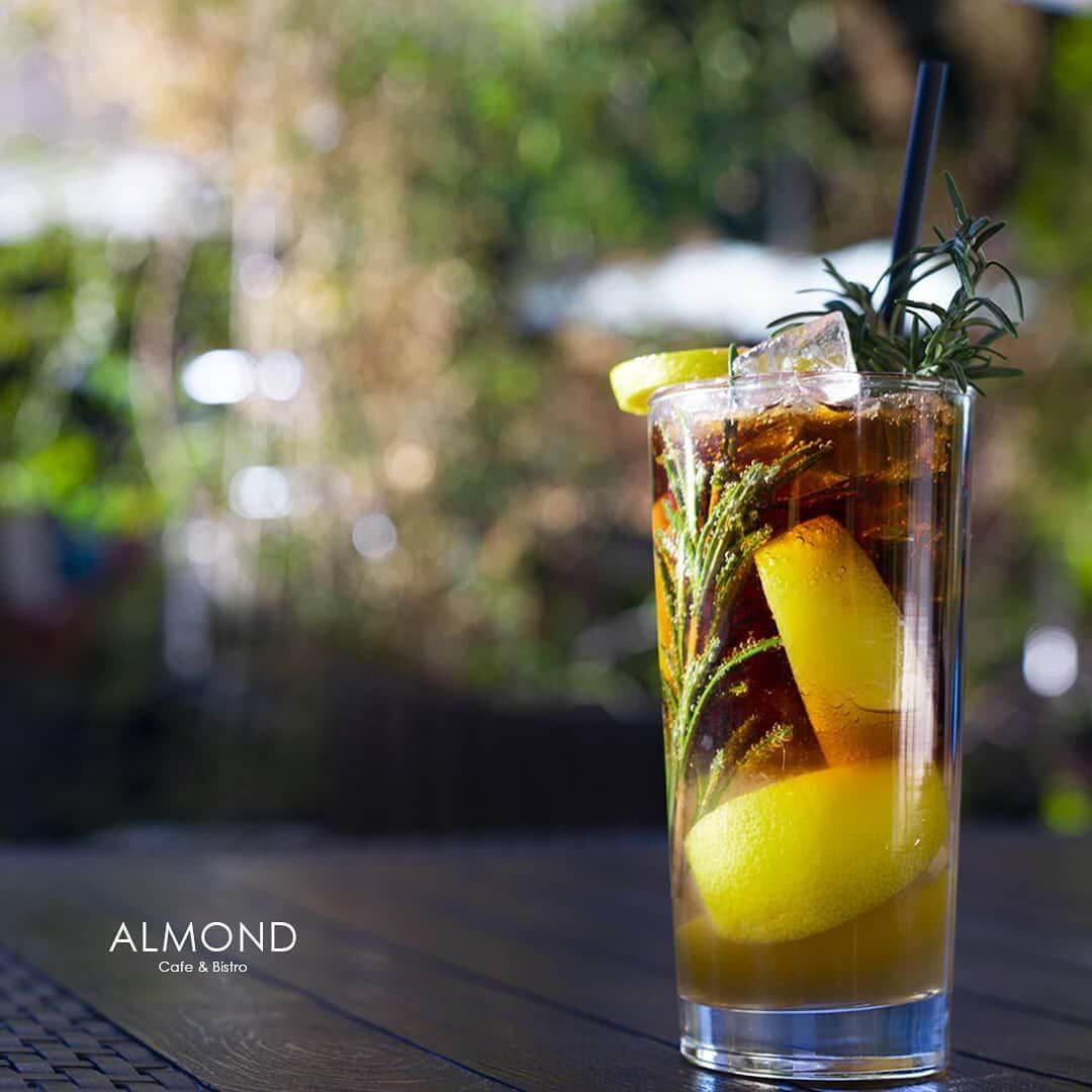 نوشیدنی‌های خنک در کافه رستوران آلموند