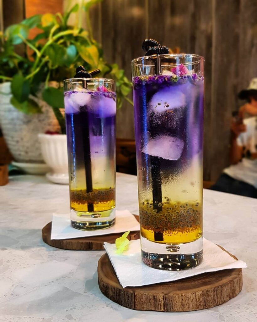 نوشیدنی گل ختمی در کافه هس مثبت